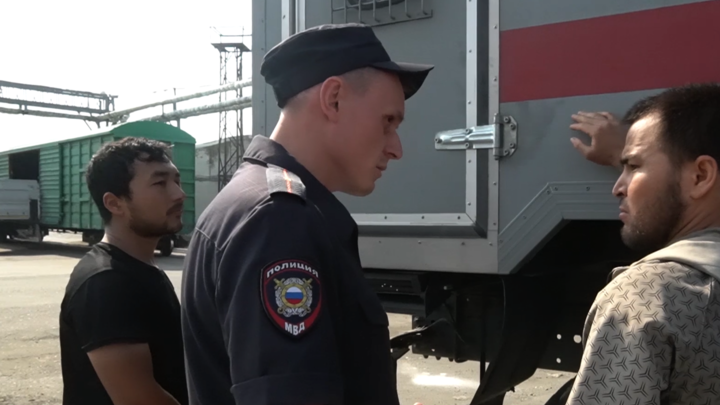 После задержаний в Петербурге 40 мигрантов выдворят из России
