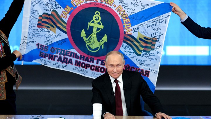 РИАН: Просьба Путина помочь развернуть знамя морпехов стала для всех неожиданной