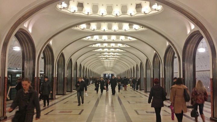 Перепутала педали? В центре Москвы девушка въехала в остановку, есть пострадавшие