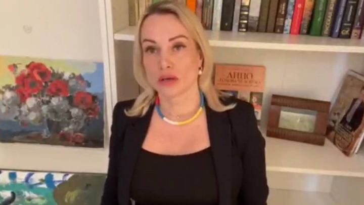 Она была идиоткой и осталась: Высказался бывший начальник девушки с плакатом на Первом