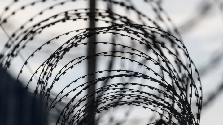 Взломали чердак и ушли по крышам церкви и больницы: На Урале сбежали два террориста. Подробности