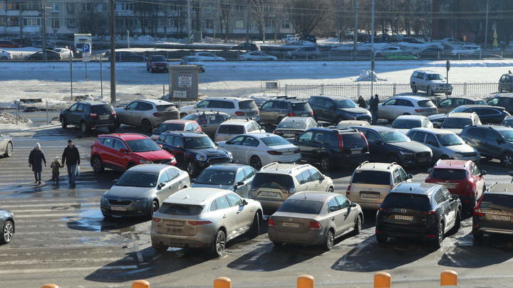 Несмотря на мёртвый месяц: авторынок Петербурга впервые за шесть лет пошёл в рост