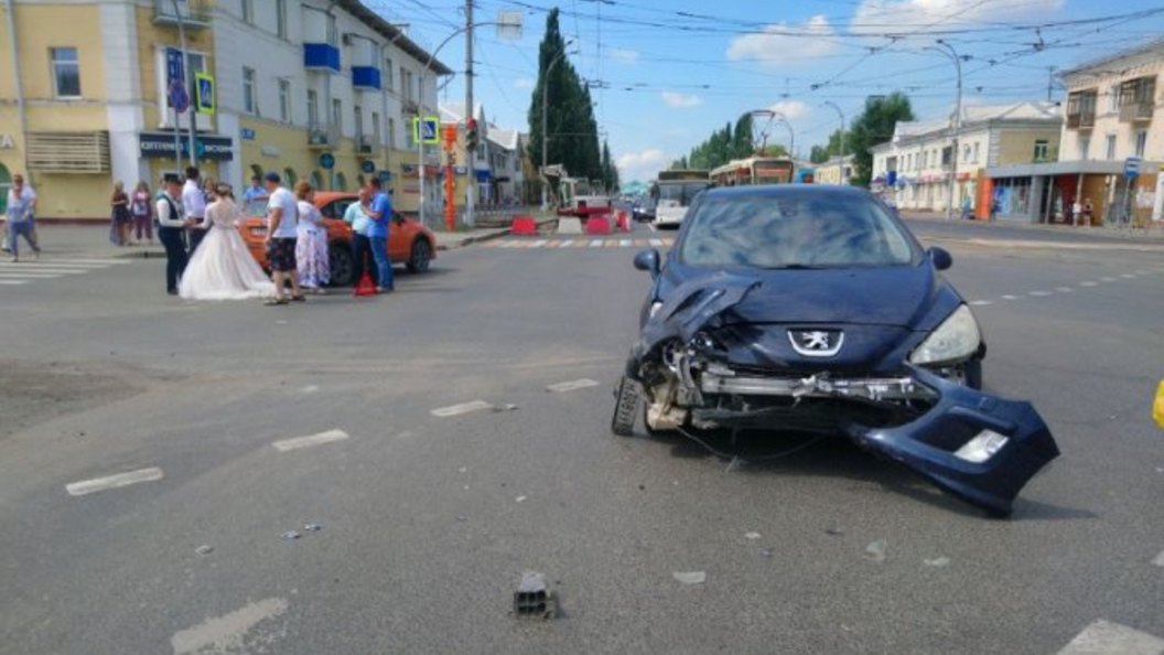 Свадебный кортеж попал в дтп