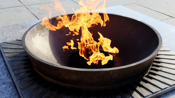 Мемориал вместо плиты: Полиция задержала женщину, которая жарила яичницу на Вечном огне