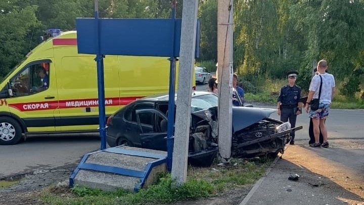 В Иванове «Тойота» протаранила столб в Силикатном переулке
