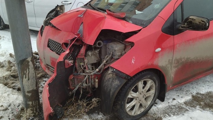 В Самарской области водитель пыталась избежать аварии и врезалась в световую опору