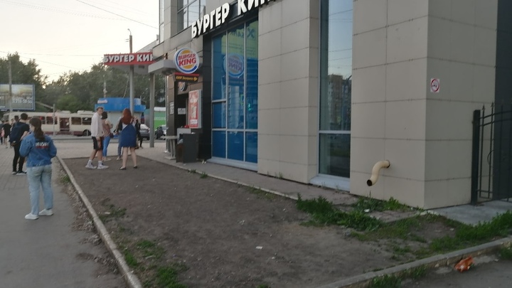 В Челябинске покупатели Burger King вытоптали остатки большого газона