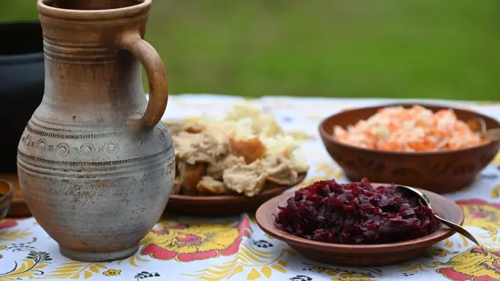 Не менять курицу на лобстеров: священник рассказал, какие продукты нужно покупать в пост