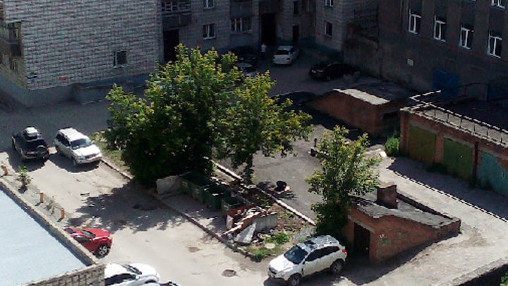 Жители центра Новосибирска заметили мужчину, совершавшего намаз под окнами жилого дома