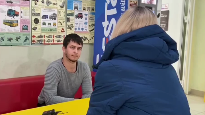 Пассажирка такси, которая приняла больного ДЦП водителя за наркомана, извинилась перед ним