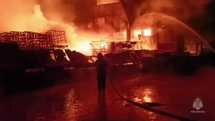 Появилось видео: во Владимире пять часов тушат мощный пожар в промзоне