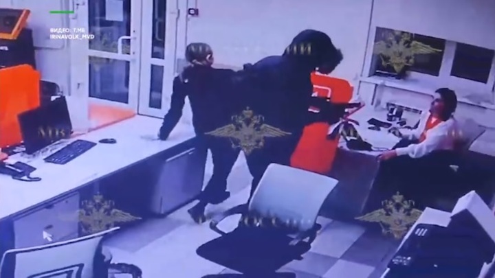 В Хабаровске мужчина проиграл деньги на ставках и напал на банк с гранатой