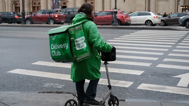 В Санкт-Петербурге сняли на видео, как курьеры Delivery Club «собирают заказ» в мусорном баке