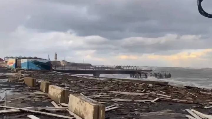На Кубани из-за шторма размыло 30 пляжей Анапы