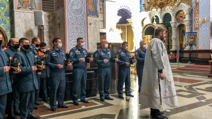 В Екатеринбурге прошел молебен в память о погибшем главе МЧС России Евгении Зиничеве