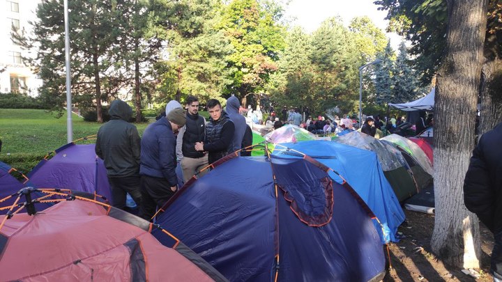 Вторая ночь в «Городке перемен»: палаток стало больше - 150, а пикетчики готовятся к новому протесту