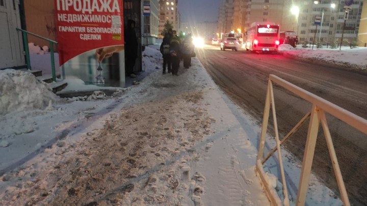 Заваленную снегом остановку в Новосибирске почистили после вмешательства прокуратуры