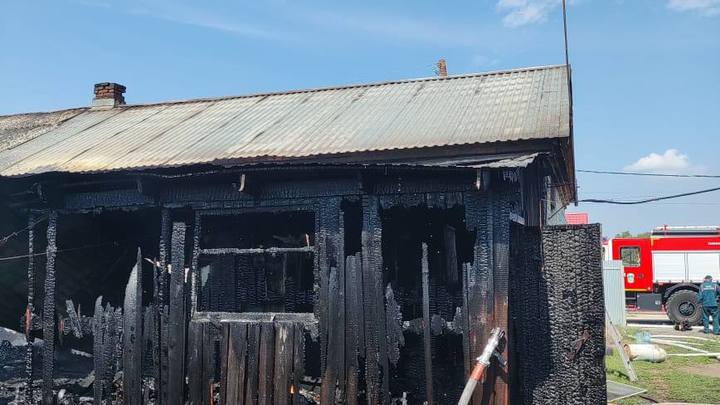 В Новосибирской области двое детей и их мать чуть не погибли на пожаре