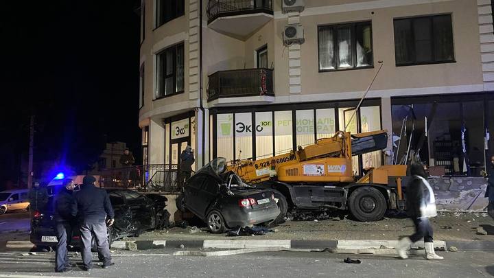 В страшной аварии с автокраном в Геленджике пострадали три человека