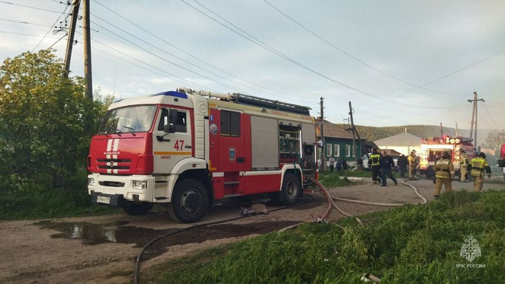 Три частных дома загорелись в Челябинской области