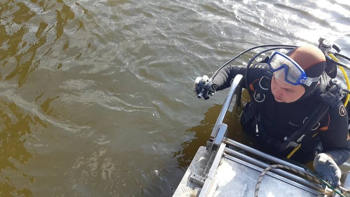 Водолазы смогли достать тело водителя из упавшей со Стригинского моста фуры