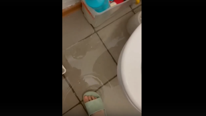 В Кузбассе вода топит выданную сироте квартиру