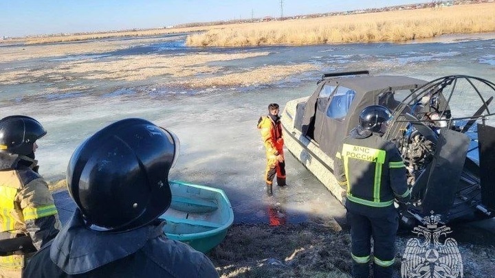 На озере в Челябинской области рыбак провалился под лёд в 100 метрах от берега