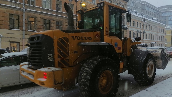 Имитация бурной деятельности: жителей Петербурга насмешила ленивая снегоуборочная техника