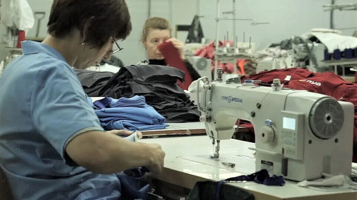 Краснодарская фабрика запустила пошив одежды и спальных мешков для военных, отправленных в зону СВО