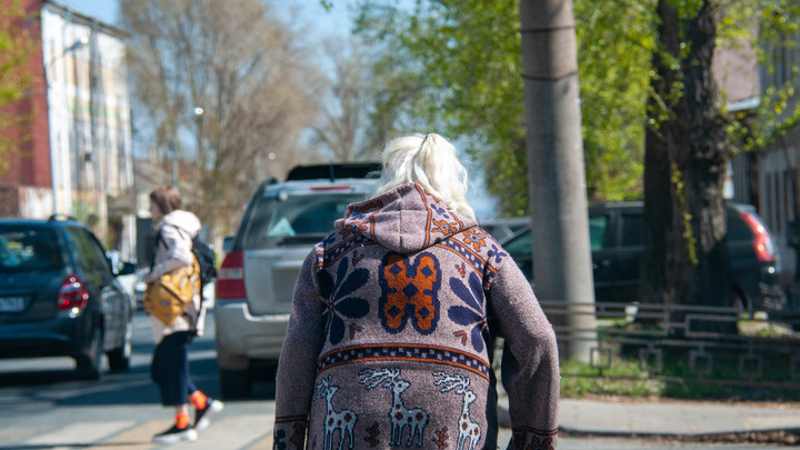 В Новосибирске нетрезвая бабушка нападает на детей из-за мусора