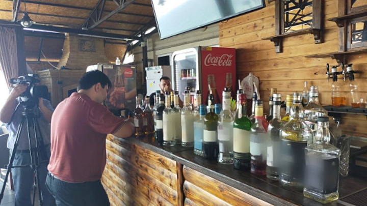 Проверяющие обнаружили 140 литров контрафактного алкоголя во время рейда в Сочи