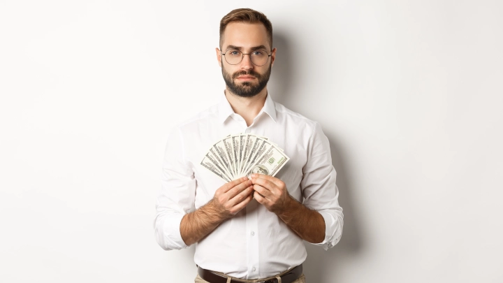 Ученые назвали ранним симптомом деменции проблемы с деньгами: проверь себя