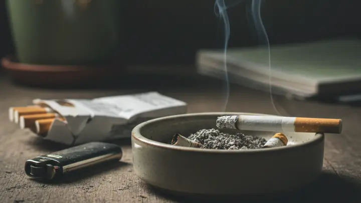 Косметика не спасёт: нарколог раскрыл пугающие признаки лица курильщика