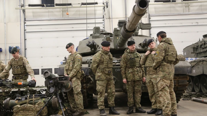 Только посмотрите: В Донецке не выдержали, увидев учения в Британии. В зоне СВО они бы умерли возле горящего танка минут за пять