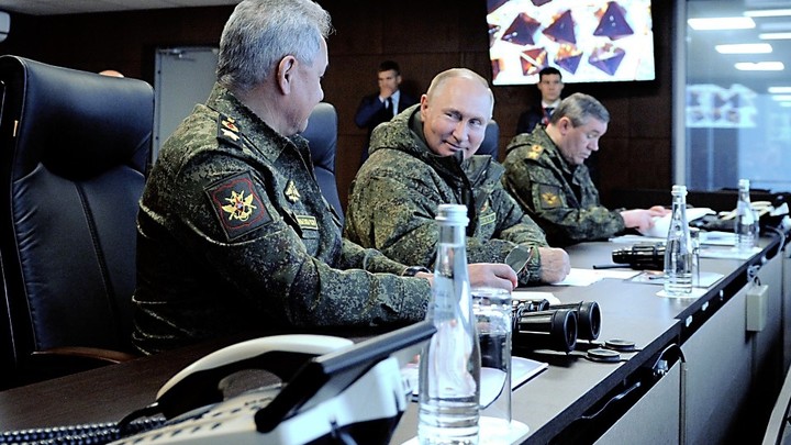 Появились первые кадры неожиданного визита Путина в штаб в Ростове