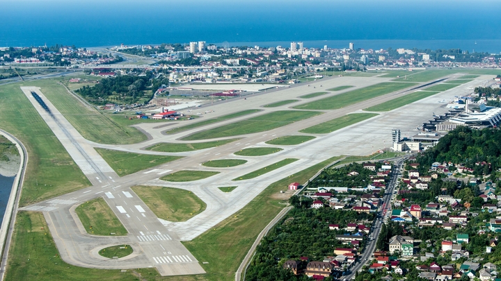 Четыре рейса задержаны в аэропорту Сочи, ещё два отменены