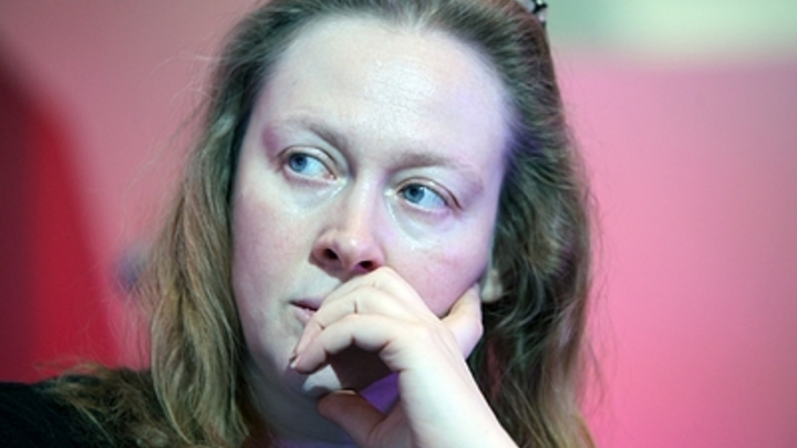 Актриса Юлия Ауг. Уроки переобувания от бежавшей из России дивы