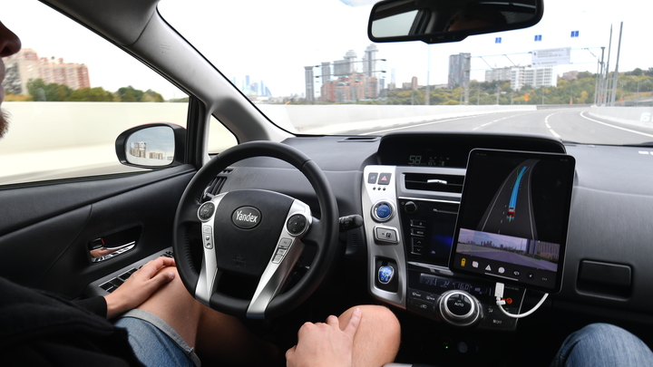 Почти половина жителей России выступила против беспилотных автомобилей