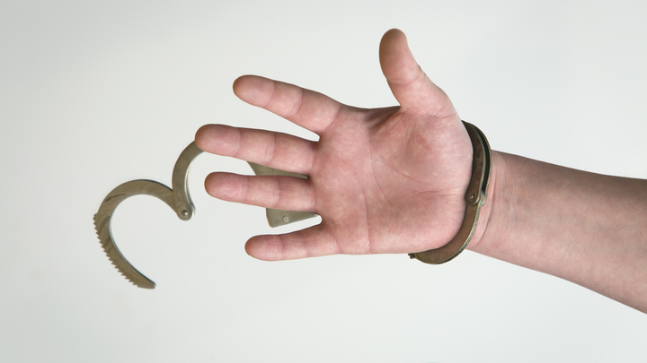 Жестко закодировался: Ковровчанин пристегнулся наручниками к батарее, чтобы бросить пить