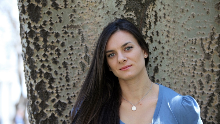 Она дочитала книжку?: Исинбаевой в упрёках по Конституции припомнили старое фото из Монако