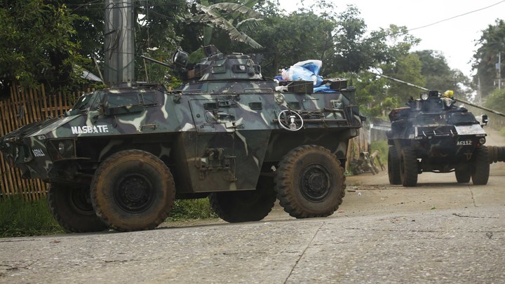 Когда даже лужа - препятствие. Французские БТРы отказались принимать украинские реалии