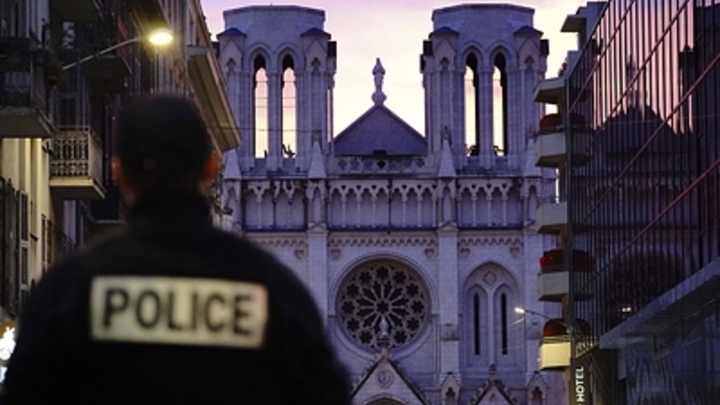 На убийство пошёл с тремя ножами и двумя телефонами: Теракт в церкви в Ницце восстановлен поминутно