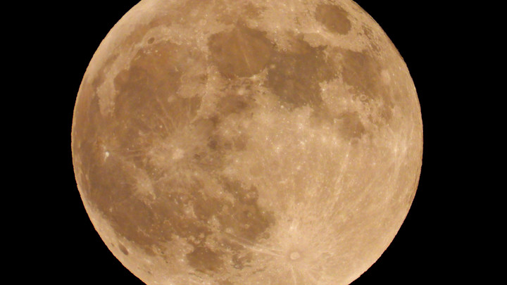 В Санкт-Петербурге ждут появления на небе клубничной Луны