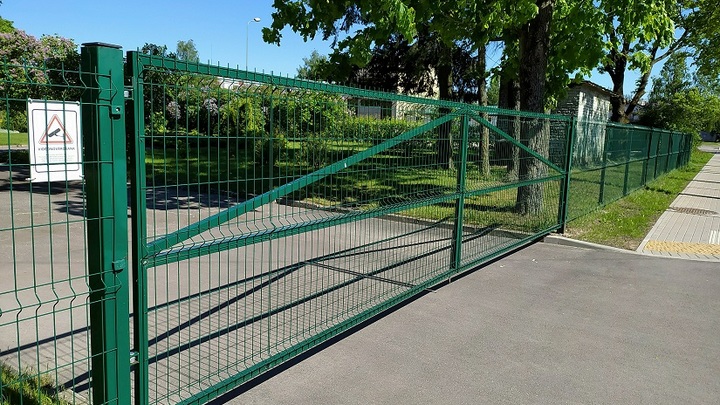 В Новосибирске жительница многоэтажки самовольно обнесла дом забором