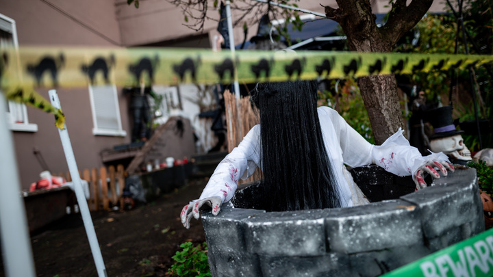 Напугал меня до полусмерти: Звезда TikTok выбрала из тысячи фильмов пять самых страшных