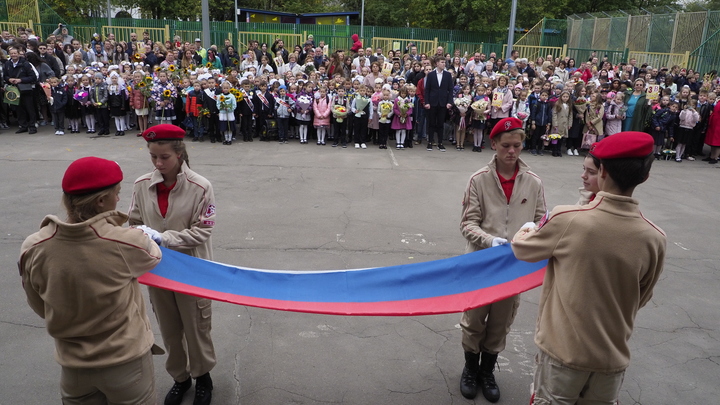 Школьник в платье вызвал много вопросов: В гимназию Екатеринбурга прибыла проверка