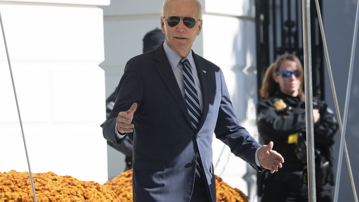 Монолог с баннером и коронный номер: Байден опозорился на трибуне в Питтсбурге