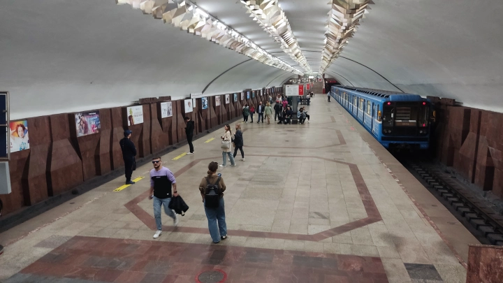 Распознали по камерам: в новосибирском метро задержали цыганку, 21 год скрывавшуюся от правосудия