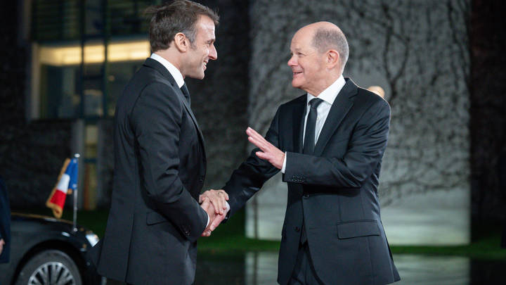 Бенефис Макрона в стиле милитари продолжается: Дошло до перепалки с Шольцем