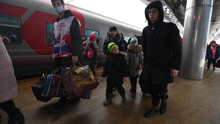 Жители Донбасса бегут в Россию - за сутки границу пересекли более 18 тысяч человек